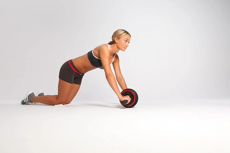 Roue abdominale Synerfit multifonction – Entraînement complet à domicile, tous niveaux- modèle PerfectCarve - colorie Noir/ Rouge