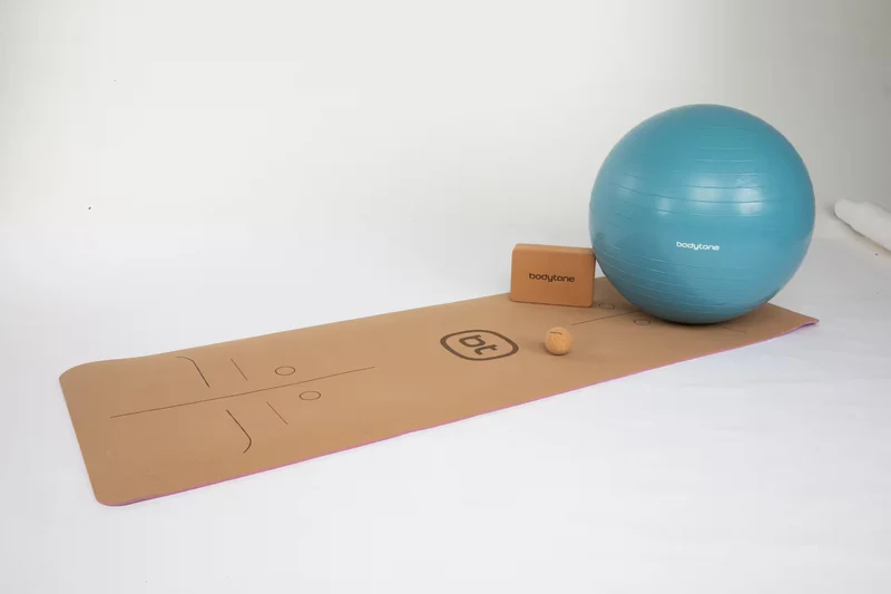 Set de yoga de corcho: esterilla, gym ball, bloque yoga y bola de masaje