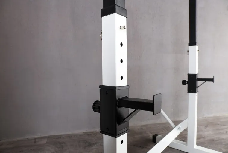 Support réglable pour l'haltérophilie. Barre de traction