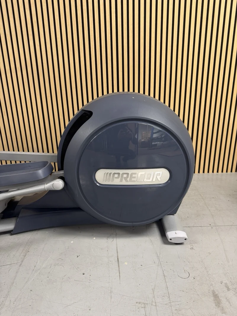 Precor EFX 885 Cross Trainer With P82 Console