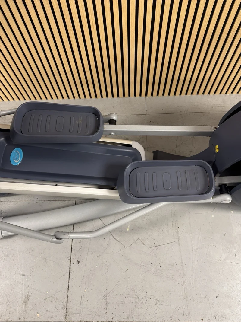 Precor EFX 885 Cross Trainer With P82 Console