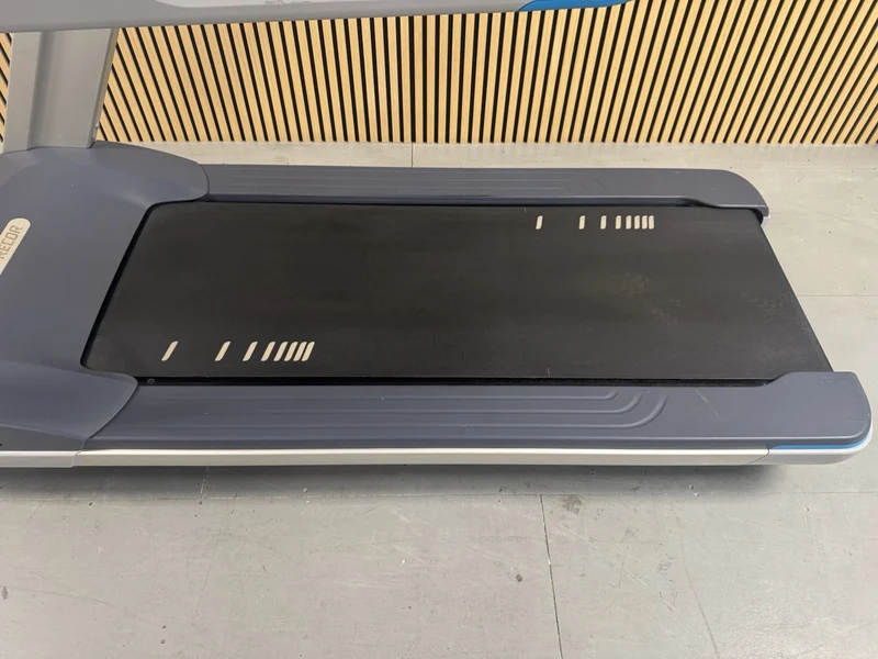 Precor Treadmill 885 Series with P82 Console