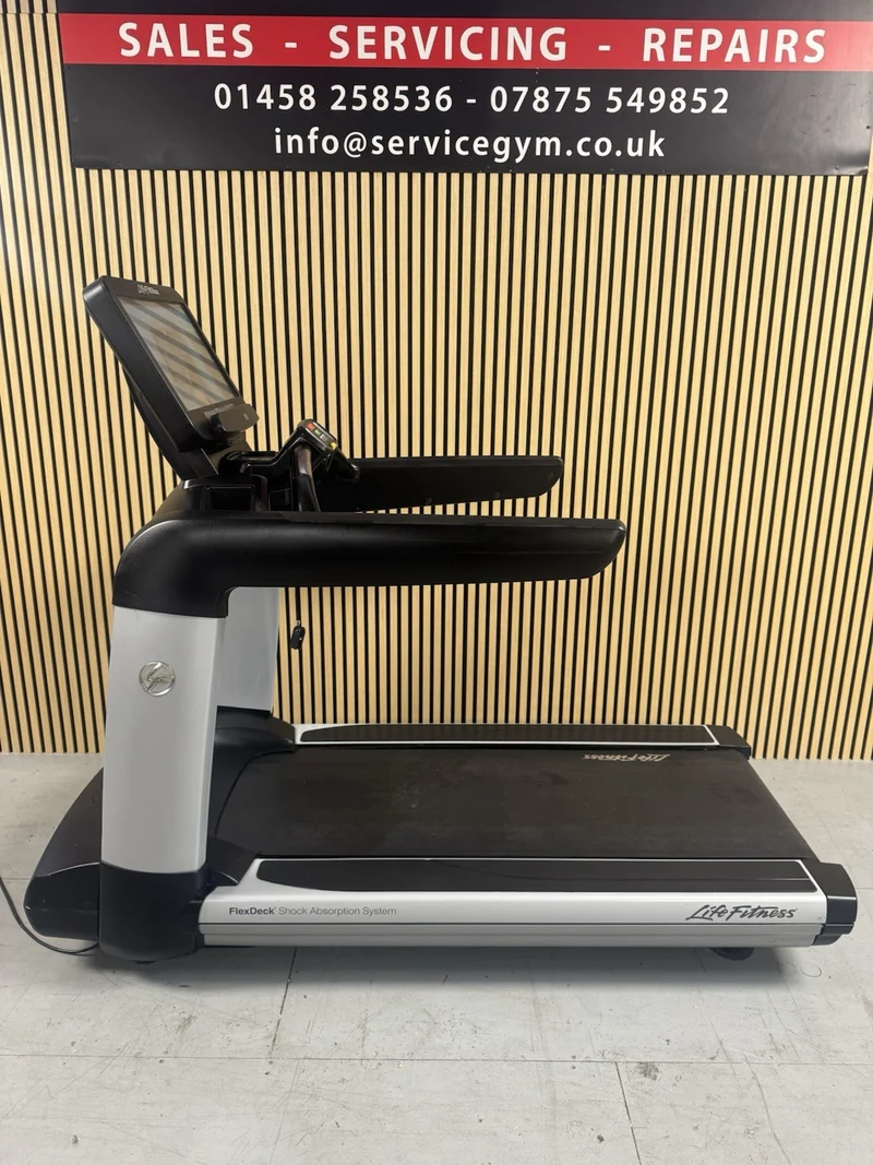 Life Fitness 95T Discover Treadmill With SE3HD Console