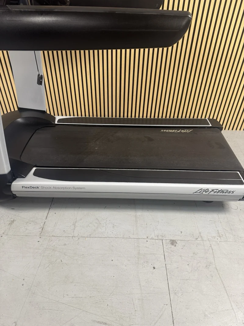 Life Fitness 95T Discover Treadmill With SE3HD Console
