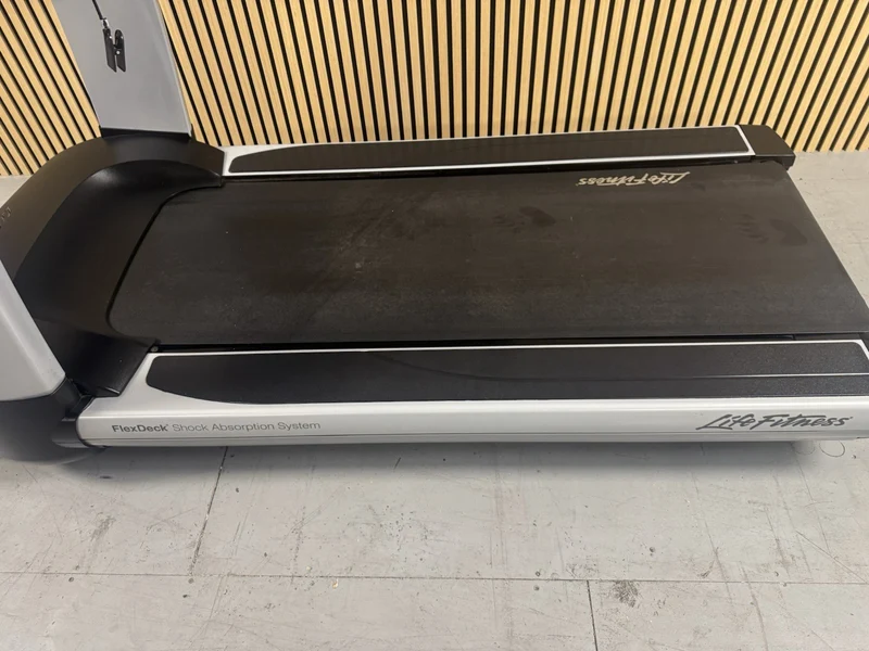 Life Fitness 95T Discover Treadmill With SE3HD Console
