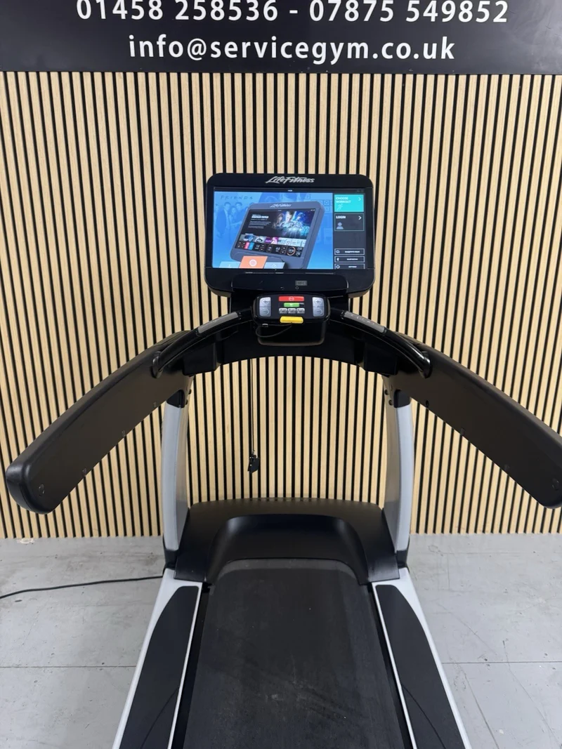 Life Fitness 95T Discover Treadmill With SE3HD Console