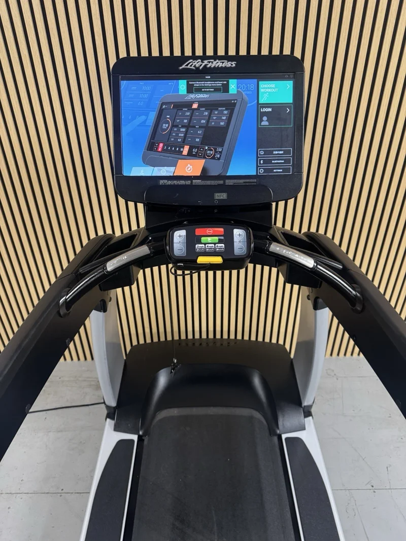 Life Fitness 95T Discover Treadmill With SE3HD Console