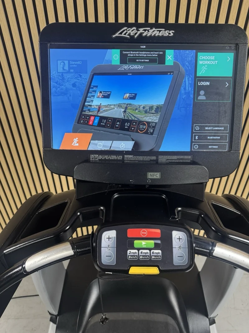 Life Fitness 95T Discover Treadmill With SE3HD Console