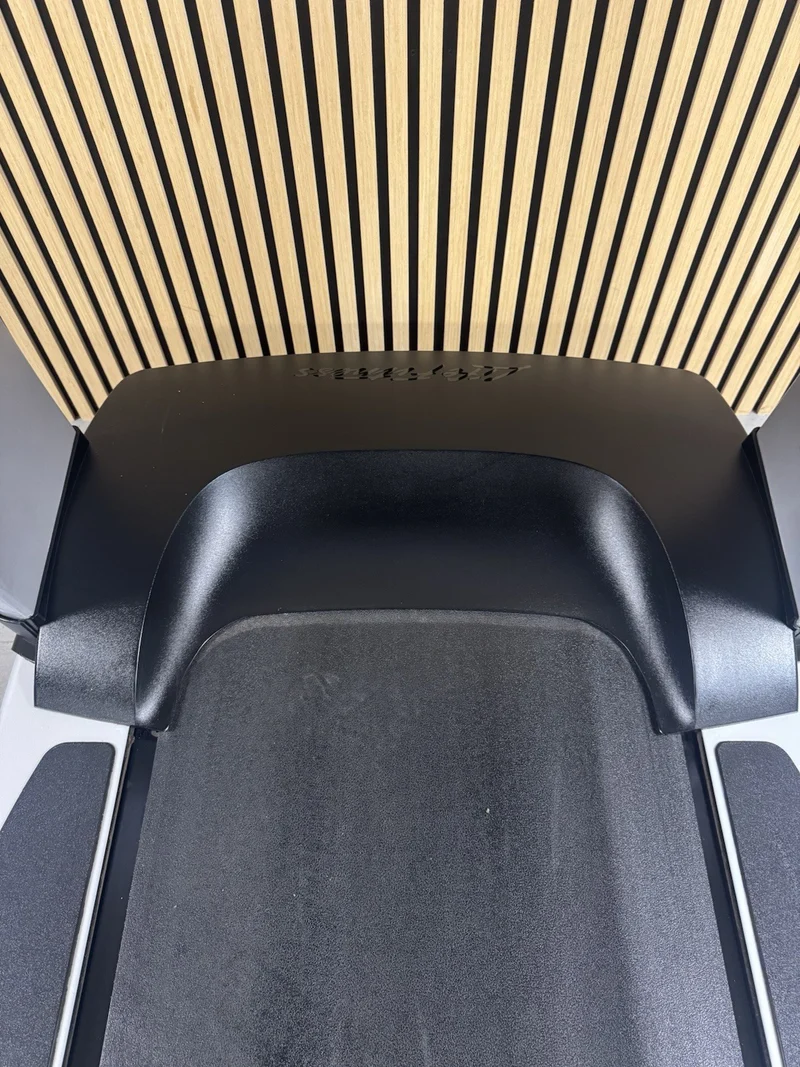 Life Fitness 95T Discover Treadmill With SE3HD Console