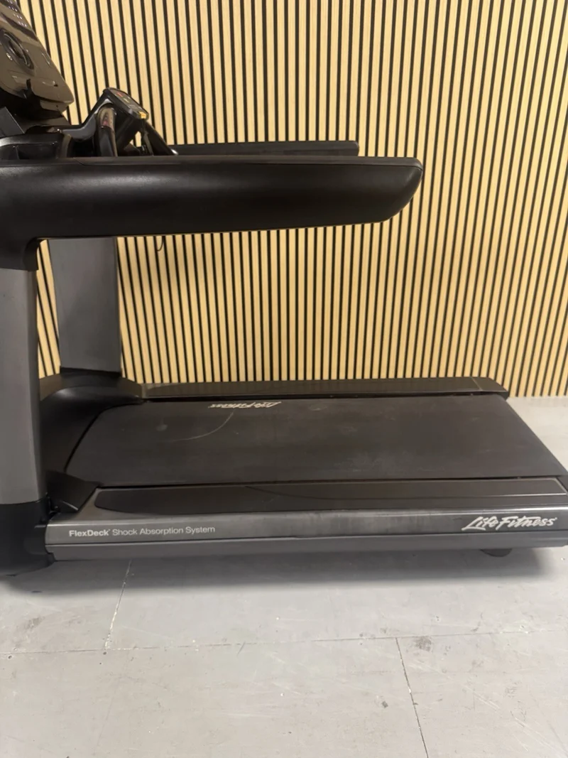 Life Fitness 95T Treadmill With Explore Console