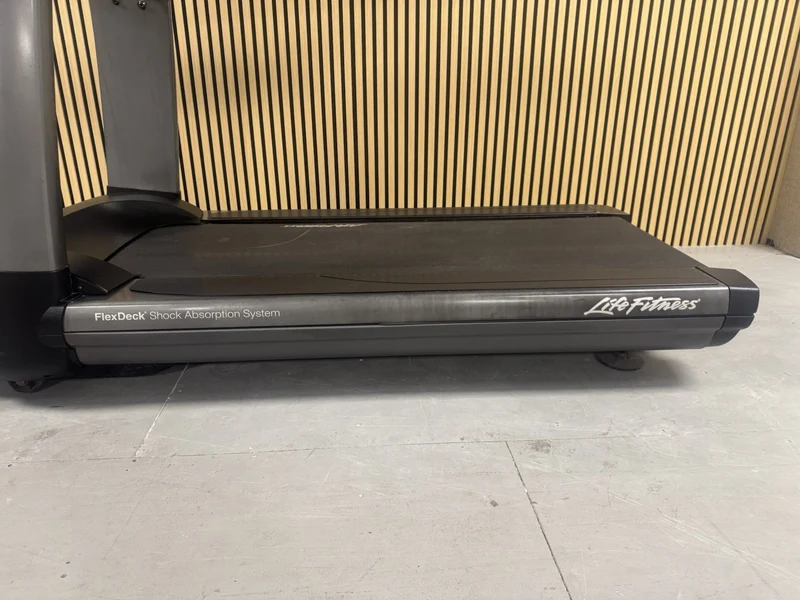 Life Fitness 95T Treadmill With Explore Console