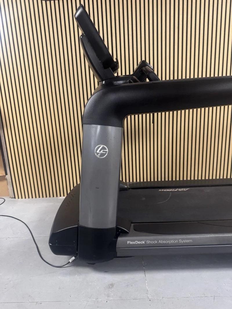 Life Fitness 95T Treadmill With Explore Console