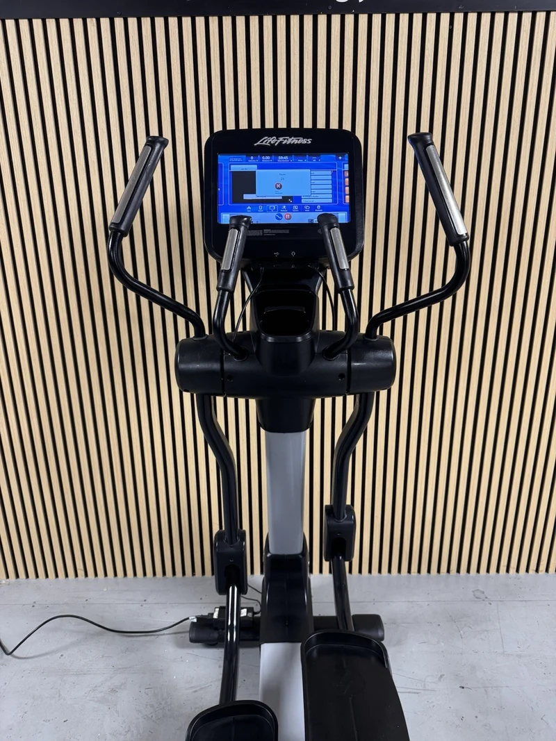 Life Fitness 95X Discover Cross Trainer With SE Console