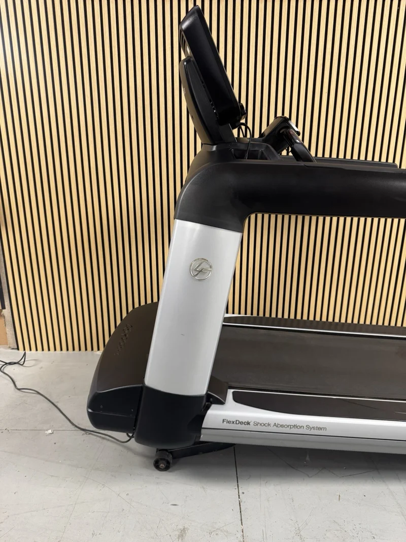 Life Fitness 95T Discover Treadmill With SE Console