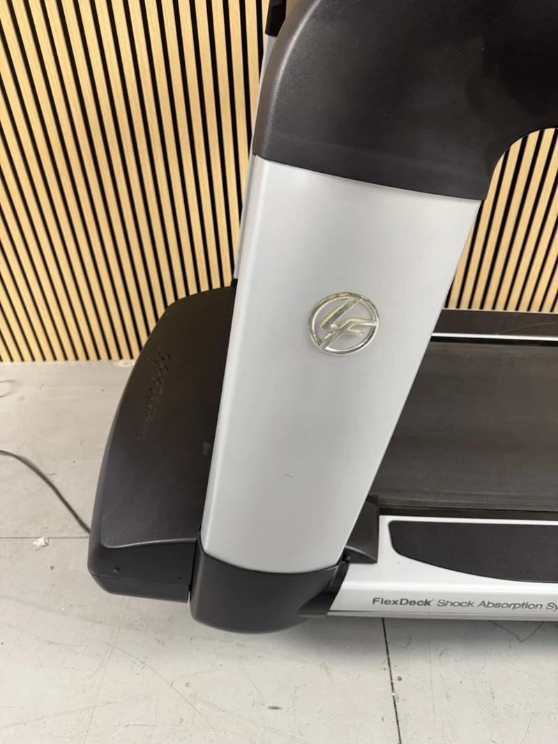 Life Fitness 95T Discover Treadmill With SE Console