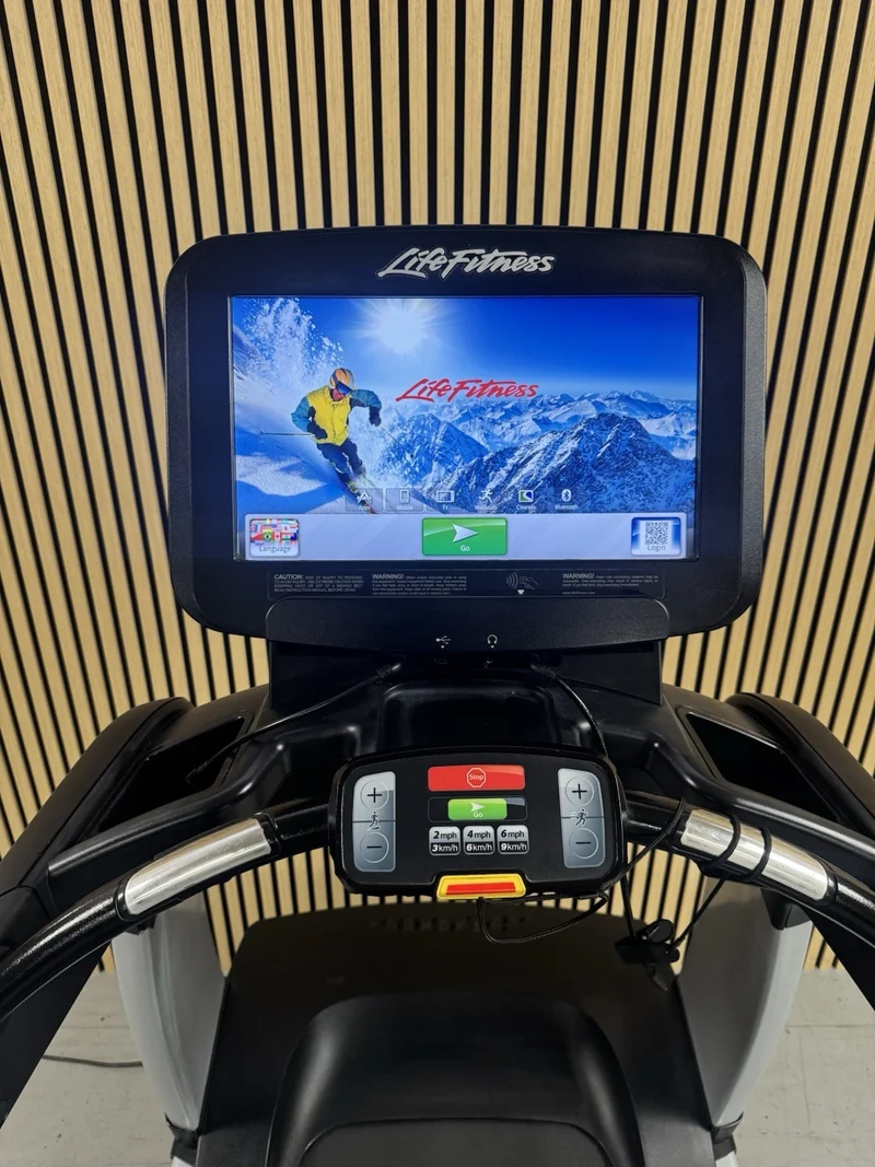 Life Fitness 95T Discover Treadmill With SE Console