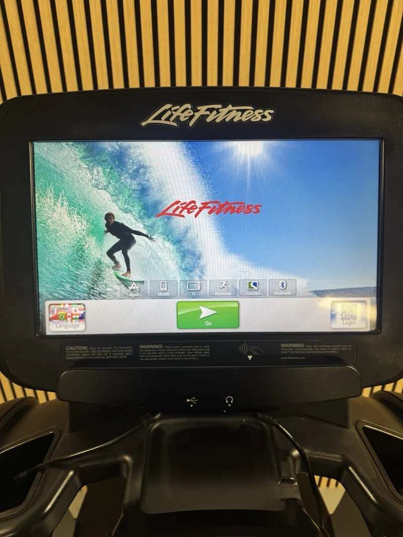 Life Fitness 95T Discover Treadmill With SE Console
