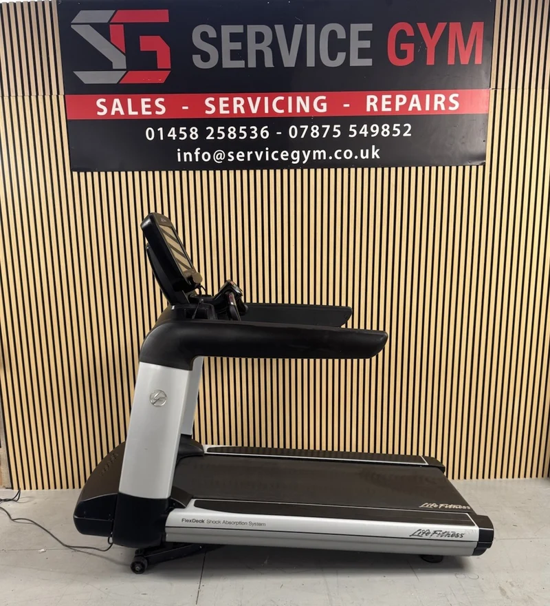 Life Fitness 95T Discover Treadmill With SE Console
